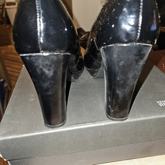 KENNETH COLE REACTION PROTO GRAPH faux patent leather platform pumps - Picture 7 of 7